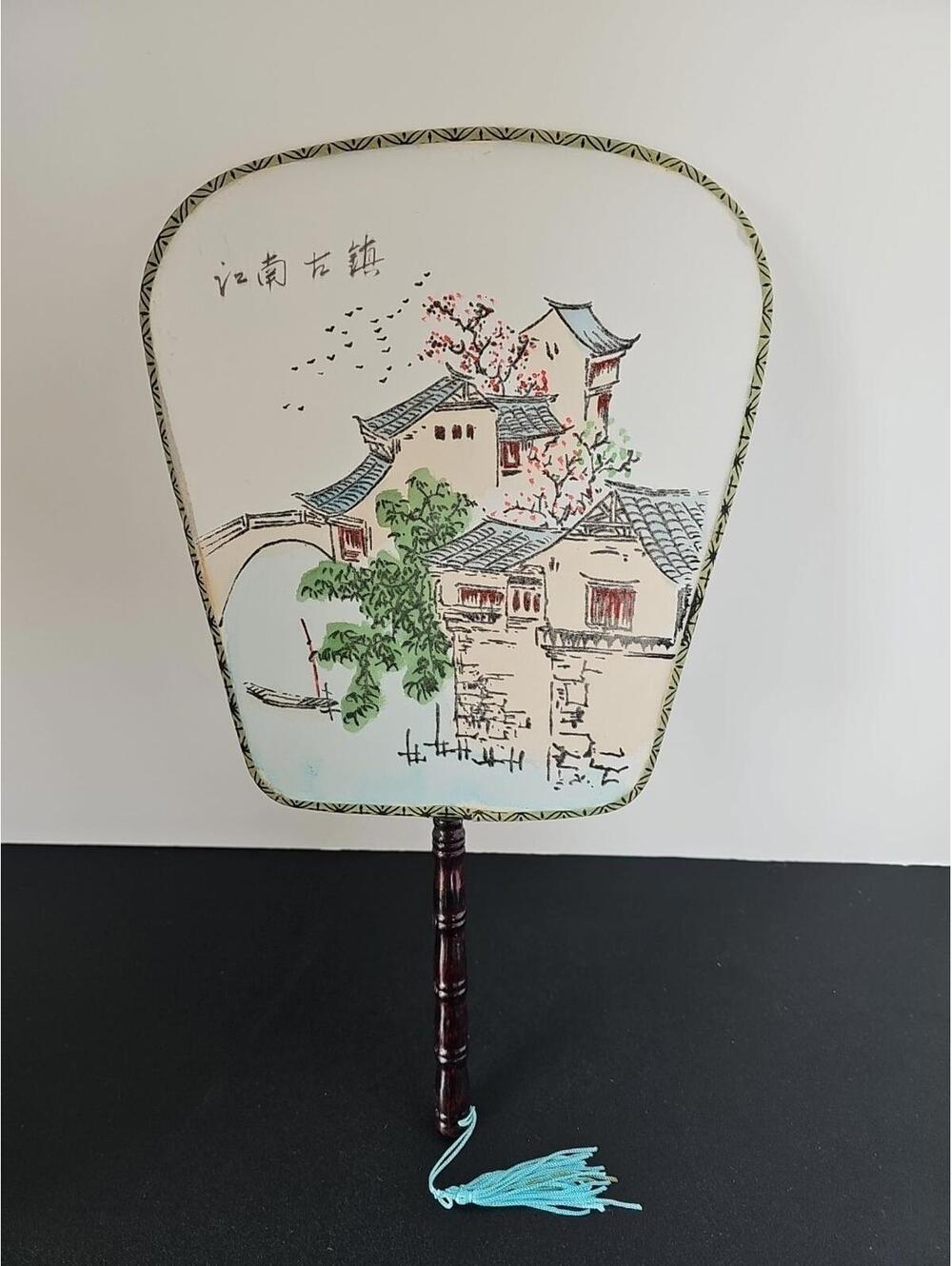 This Chinese hand-painted silk paddle fan